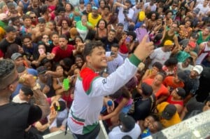 Arrastao-de-Thiago-Aquino-na-Micareta-ft-Maylla-Nunes-acorda-cidade6-300x198-1