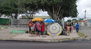 Barraqueiros-em-frente-ao-Teatro-Margarida-Ribeiro-cadastramento-para-o-Esquenta-Micareta-ft-Paulo-Jose-Acorda-Cidade-300x162-1
