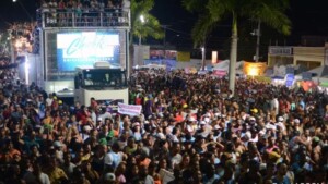 Chiclete-com-Banana-na-Micareta-de-Feira-Foto-Ascom-300x169-1
