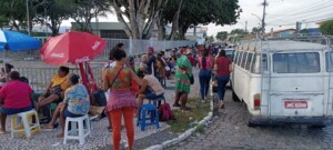 Comerciantes-dormem-na-calcada-em-busca-de-vagas-para-o-Esquenta-Micareta-ft-Paulo-Jose-Acordaa-Cidade-300x135-1
