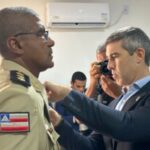 Coronel-PM-Lopes-e-condecorado-com-a-Medalha-Tiradentes5-300x212-1