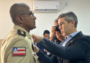 Coronel-PM-Lopes-e-condecorado-com-a-Medalha-Tiradentes5-300x212-1
