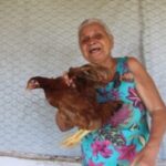 Criacao-de-galinhas-impulsiona-seguranca-alimentar-e-geracao-de-renda-em-Irara-Karoline-Meira-Ascom-CAR-300x200-1