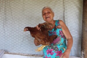 Criacao-de-galinhas-impulsiona-seguranca-alimentar-e-geracao-de-renda-em-Irara-Karoline-Meira-Ascom-CAR-300x200-1