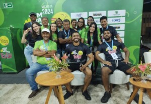 Equipe-do-Acorda-Cidade-trabalhando-na-Micareta-de-Feira-Foto-Marco-Leao2-300x207-1