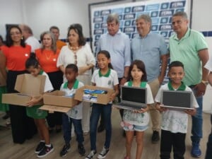 Escola-no-bairro-Papagaio-e-inaugurada-Foto-Ney-Silva-Acrda-Cidade.jpg2_-300x225-1