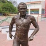 Estatua-de-Daniel-ALves-Foto-Divulgacao-Prefeitura-de-Juazeiro-300x221-1
