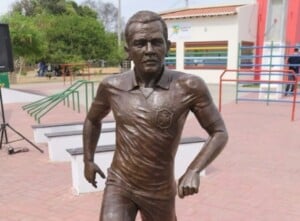 Estatua-de-Daniel-ALves-Foto-Divulgacao-Prefeitura-de-Juazeiro-300x221-2
