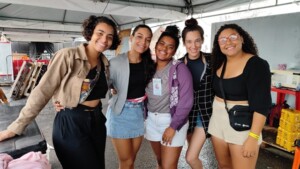 Estudantes-do-barracao-de-Ed-fisica-ft-Ed-Santos-Acorda-Cidade-300x169-1