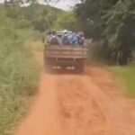 Estudantes-sao-transportados-em-carroceria-de-caminhonete-na-cidade-de-Riacho-de-Santana-300x200-1