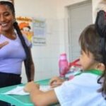 Estudantes-surdos-da-rede-municipal-aprendem-Libras-e-contam-com-interpretes-Foto-Milena-Brandao-300x151-1