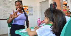 Estudantes-surdos-da-rede-municipal-aprendem-Libras-e-contam-com-interpretes-Foto-Milena-Brandao-300x151-1