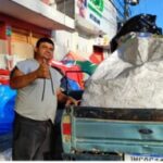Giliard-comprador-de-latinhas-Foto-Ed-Santos-Acorda-Cidade-300x191-1