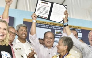 Governador-sanciona-lei-que-torna-laudos-para-autismo-e-Sindrome-de-Down-permanentes-300x191-1