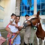HEC-e-PM-levam-cavalos-para-dia-com-criancas-e-adolescentes-internados-no-hospital-300x225-1