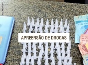 Homem-de-Feira-de-Santana-e-preso-portando-drogas-e-materiais-ilicitos-em-Sapeacu-Foto-Reproducao-Diario-de-Noticias-300x221-1