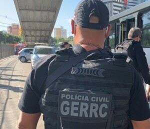 Homem-e-preso-no-Comercio-logo-apos-roubar-celular-de-turista-alema-300x257-1