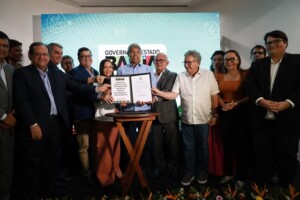 Jeronimo-autoriza-restauracao-de-19-vias-no-Polo-Industrial-e-o-inicio-dos-cursos-de-qualificacao-para-a-selecao-da-BYD-300x200-1