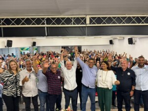 Jose-Ronaldo-conquista-mais-apoio-de-liderancas-religiosas-no-lancamento-da-pre-candidatura-de-Jorge-Oliveira-300x225-1