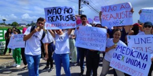 Manifestacao-alunos-de-medicina-na-Unex-ft-Ed-Santos-Acorda-Cidade2-300x150-1