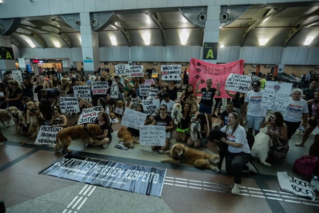 Manifestantes-realizaram-o-ato-no-aeroporto-na-manha-deste-domingo-Foto-Uendel-Galter-Ag-A-Tarde