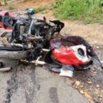 Motocicleta-fica-destruida-apos-acidente-no-interior-da-Bahia-Foto-Reproducao-Redes-Sociais-300x225-2