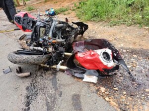 Motocicleta-fica-destruida-apos-acidente-no-interior-da-Bahia-Foto-Reproducao-Redes-Sociais-300x225-2