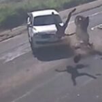 Motociclista-e-arremessado-apos-colisao-com-caminhonete-em-Guanambi-Foto-Achei-Sudoeste-300x158-1