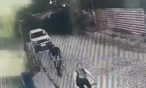 Mulher-andava-de-bicicleta-quando-foi-atingida-por-facada-em-Ilheus-Foto-Reproducao-TV-Santa-Cruz-300x181-1