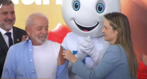O-presidente-Lula-e-vacinado-contra-a-gripe-durante-evento-no-Palacio-do-Planalto-E28094-Foto-Reproducao-CanalGov-300x163-1