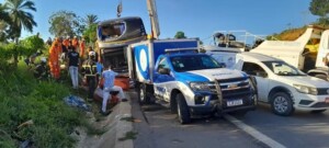 Oito-pessoas-morrem-e-23-ficam-feridas-apos-onibus-de-turismo-tombar-em-rodovia-do-extremo-sul-da-Bahia-Foto-Lenio-Cidreira-Liberdade-News.jpg1_-300x135-1
