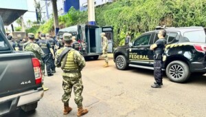 Paraguai-entrega-25-presos-brasileiros-a-Policia-Federal-300x170-1