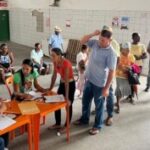Prefeitura-de-Feira-distribui-racao-animal-na-zona-rural2-300x177-1