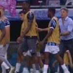 Renato-Gaucho-deixa-o-campo-com-o-banco-de-reservas-antes-do-apito-final-contra-o-Bahia-Foto-Reproducao-Sportv-300x158-1