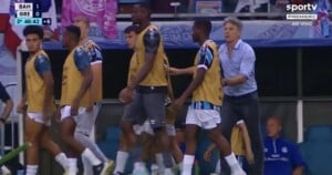 Renato-Gaucho-deixa-o-campo-com-o-banco-de-reservas-antes-do-apito-final-contra-o-Bahia-Foto-Reproducao-Sportv-300x158-1