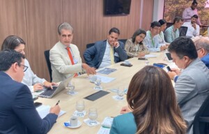 Reuniao-de-deputados-com-a-Coelba-300x193-1