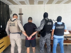 Selecionar-Policial-Militar-suspeito-de-matar-gerente-de-mercado-e-recapturado-em-Feira-de-Santana-apos-fugir-de-batalhao-Foto-Reproducao-BNews-300x225-2