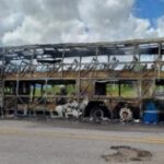 Veiculo-de-transportes-pega-fogo-durante-viagem-de-Feira-de-Santana-a-Fortaleza-300x158-1
