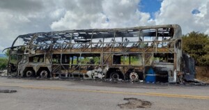 Veiculo-de-transportes-pega-fogo-durante-viagem-de-Feira-de-Santana-a-Fortaleza-300x158-1