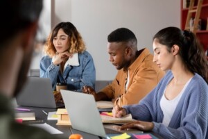 jovens-no-trabalho-trabalhando-foto-freepik-300x200-1
