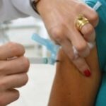 pesssoa-sendo-vacinada-agulha-injecao-seriga-foto-divulgacao-secom-de-feira-de-santana-300x151-1