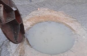 poco-de-visita-submerso-com-agua-da-chuva-300x192-1