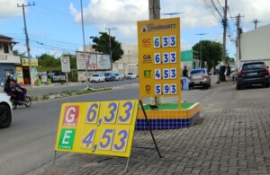 posto-de-combustivel-preco-da-gasolina-ft-Ed-Santos-acorda-cidade-300x195-1