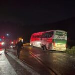 Acidente-com-onibus-na-BR-101-Foto-Gustavo-Felipe-300x250-1