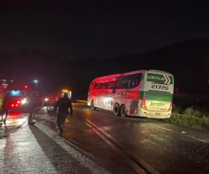 Acidente-com-onibus-na-BR-101-Foto-Gustavo-Felipe-300x250-1
