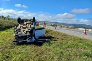 Acidente-entre-carro-e-carreta-deixa-uma-pessoa-morta-em-Vitoria-da-Conquista-Foto-Reproducao-PRF-300x200-1