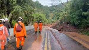 Bombeiros-baianos-permanecem-atuando-na-operacao-de-busca-e-resgate-no-Rio-Grande-do-Sul-Foto-Divulgacao-300x170-3