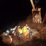 Bombeiros-baianos-resgatam-pessoas-atingidas-pelos-temporais-no-RS-300x249-1