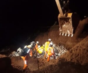 Bombeiros-baianos-resgatam-pessoas-atingidas-pelos-temporais-no-RS-300x249-1
