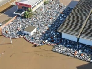 Botijoes-de-Gas-flutuando-Foto-Divulgacao-Copa-Energia-300x226-1